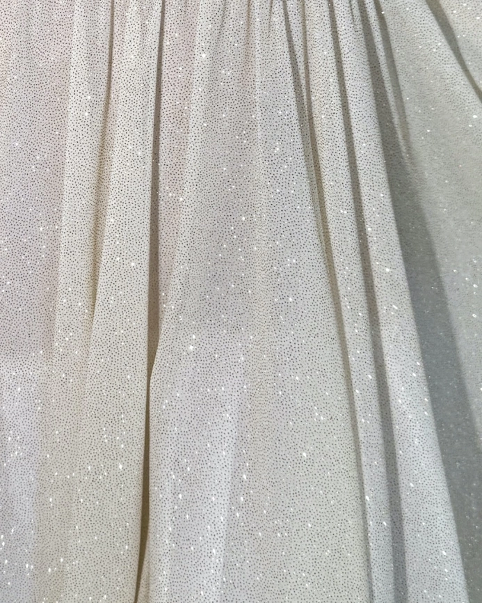 korotkoe-blestyaschee-beloe-plate-s-pyshnoy-yubkoy-volanom-LaDivinadress-6