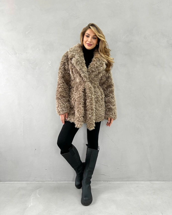 Короткая двубортная шуба из экомеха в бежевом оттенке фото 5