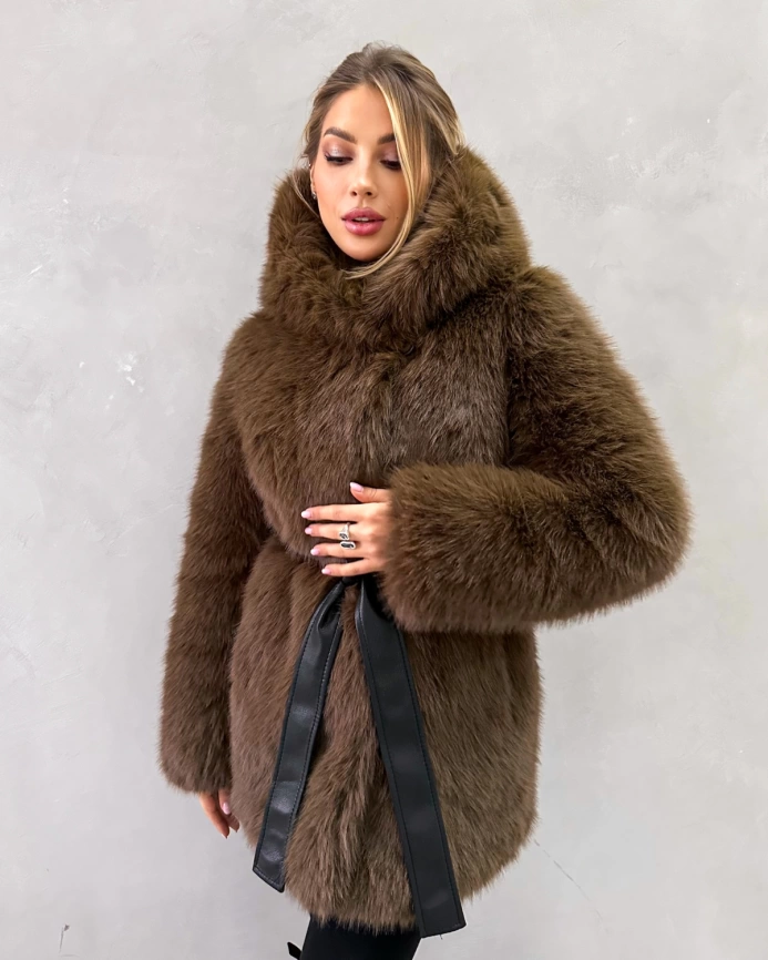 Короткая шуба с капюшоном из экомеха под соболя фото 10