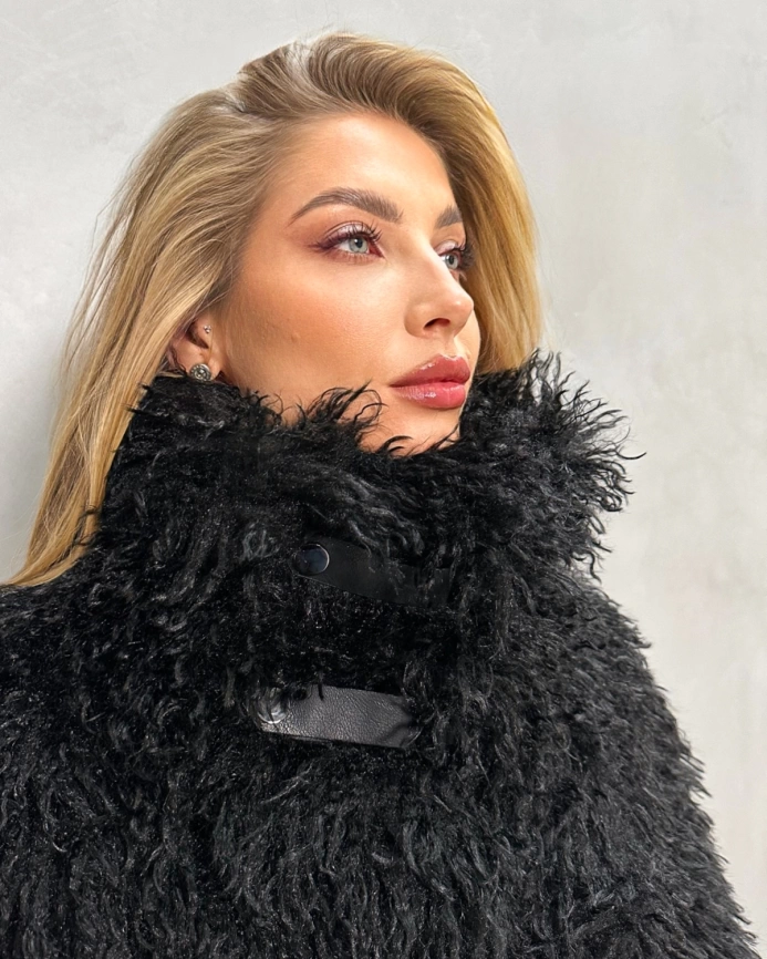 Длинная черная шуба из эко меха под ламу с запахом фото 8